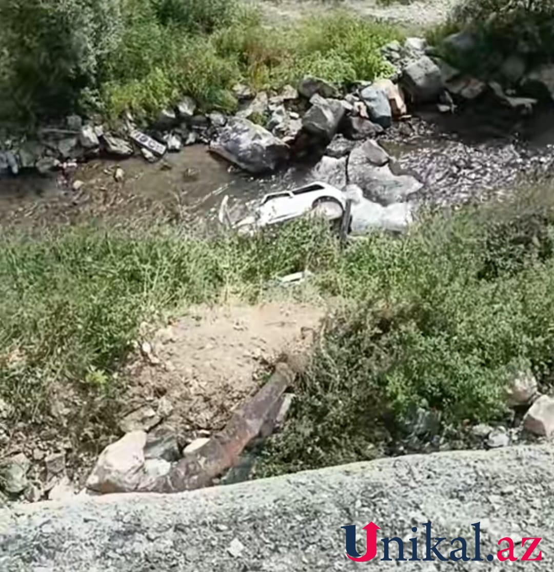 Kəlbəcərdə maşın yoldan çıxaraq çaya düşdü - FOTO