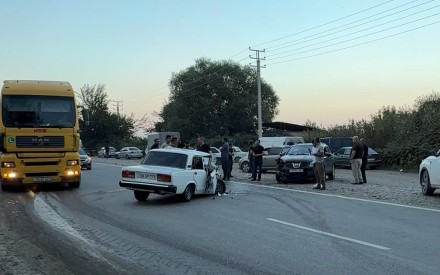 Qubada 2 maşın toqquşdu - 3 nəfər xəsarət aldı (FOTOLAR)