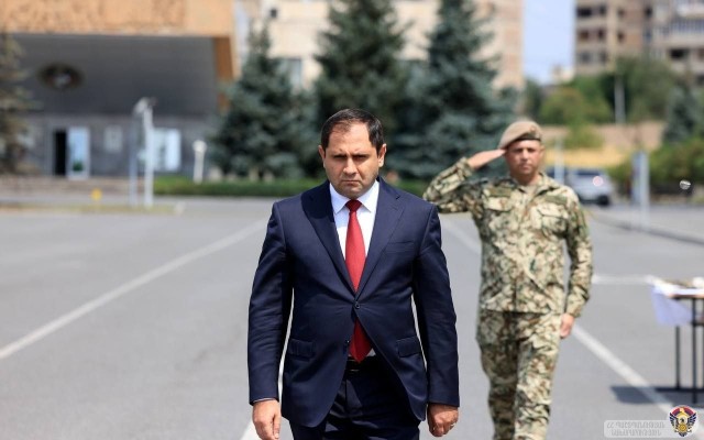 Ermənistanın müdafiə naziri Çinə getdi