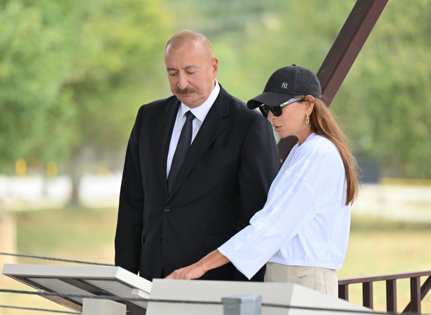 Prezidentlə xanımı Pir Ömər Sultan ziyarətgahında - FOTOLAR (YENİLƏNİB)
