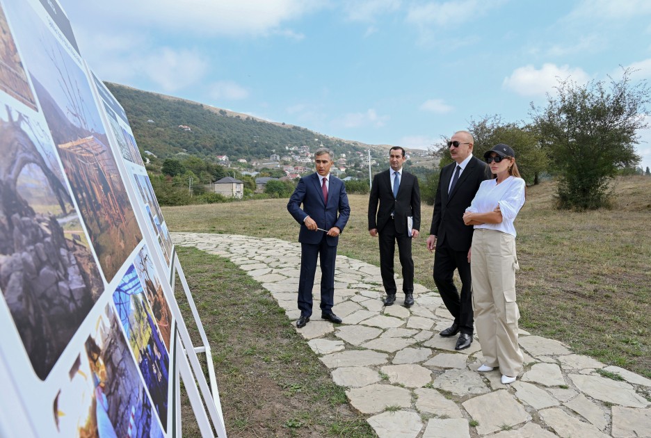 Prezidentlə xanımı Pir Ömər Sultan ziyarətgahında - FOTOLAR (YENİLƏNİB)