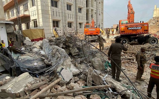 Pakistanda bomba yüklü maşın məscidə çırpılıb - Ölənlər var