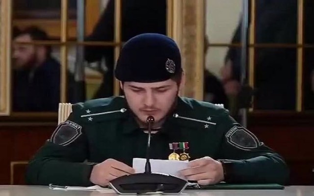 Kadırovun üzündən oxuya bilməyən oğlu biabır oldu - VİDEO