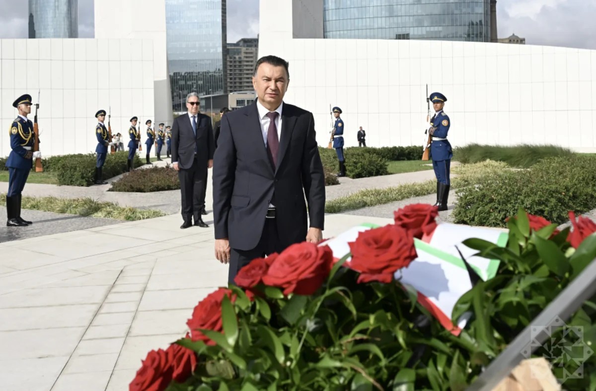 Tacikistanın Baş naziri Zəfər parkını ziyarət edib - FOTOLAR