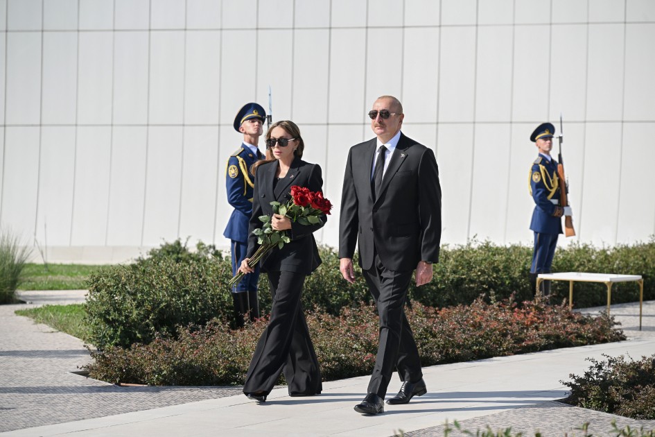 İlham Əliyev Zəfər parkında olub - FOTOLAR