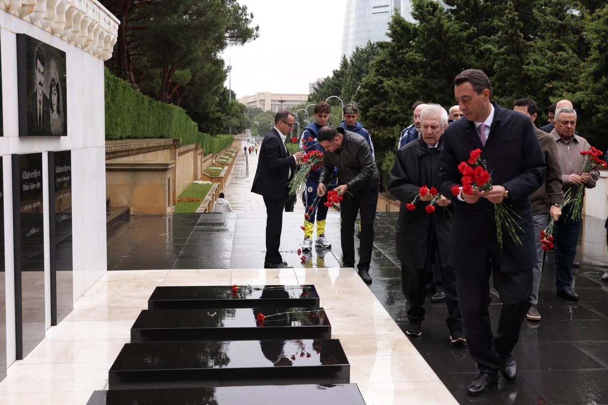 "Fənərbağça"nın nümayəndələri Heydər Əliyevin məzarını və Şəhidlər xiyabanını ziyarət ediblər - FOTOLAR