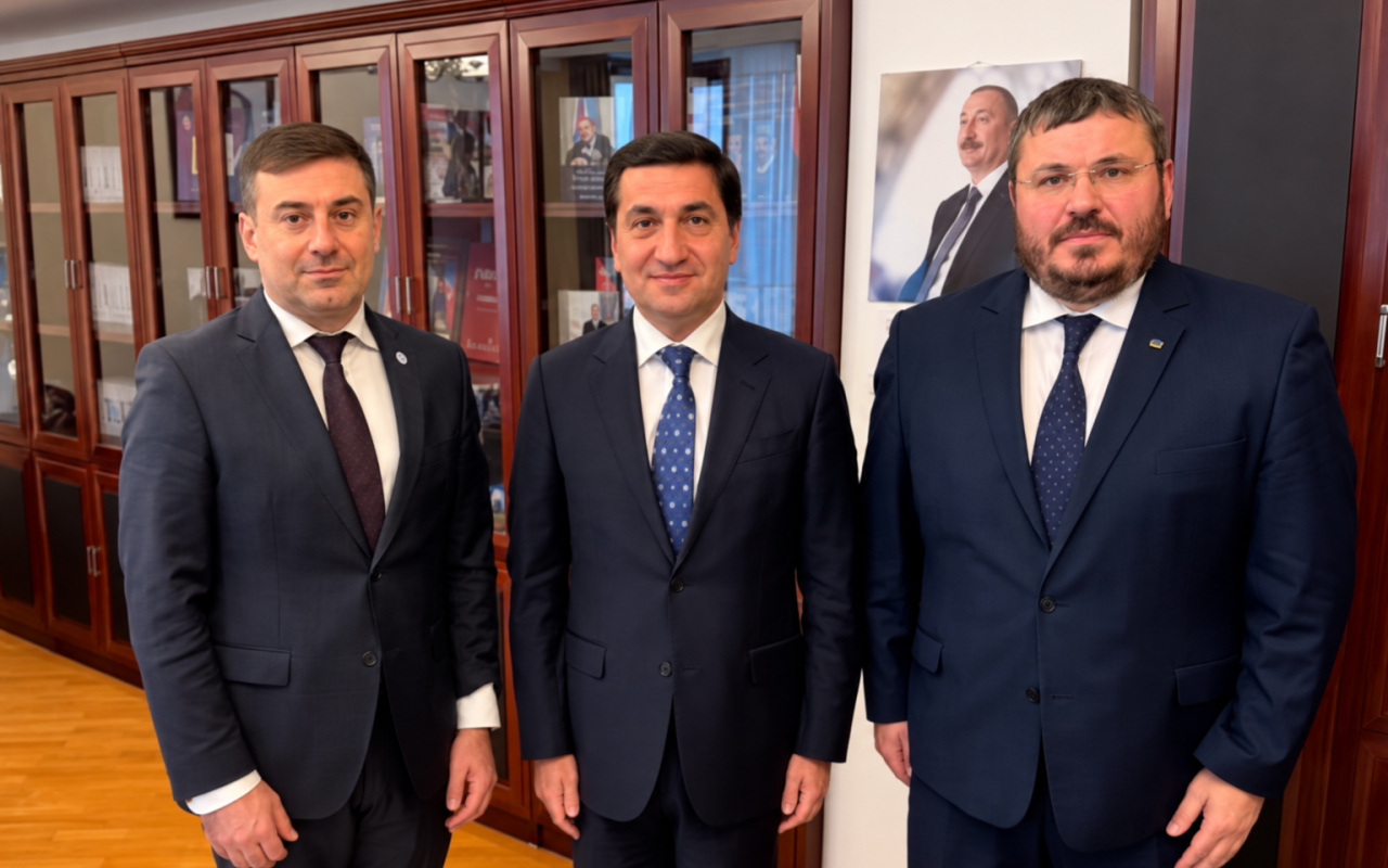 Hikmət Hacıyev Ukrayna ombudsmanı ilə müzakirə apardı