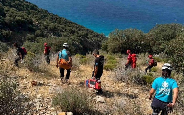Türkiyədə paraşütlə havaya qalxan Rusiya vətəndaşı qayalara çırpıldı (FOTO)