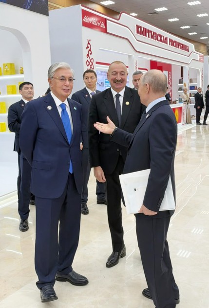 Prezident Türkmənbaşıda MDB-nin iştirakçı ölkələrinin milli stendləri ilə tanış oldu - FOTOLAR