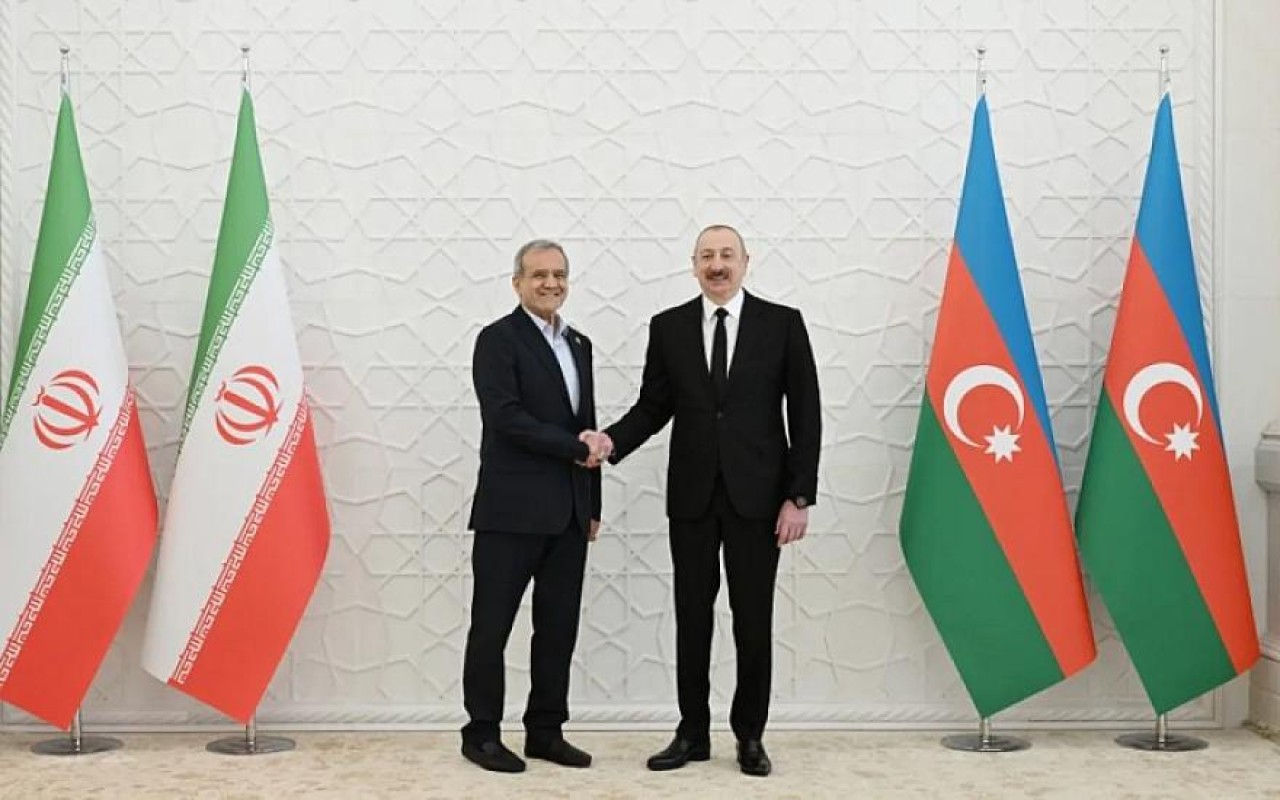 İlham Əliyev Pezeşkianla görüşdü