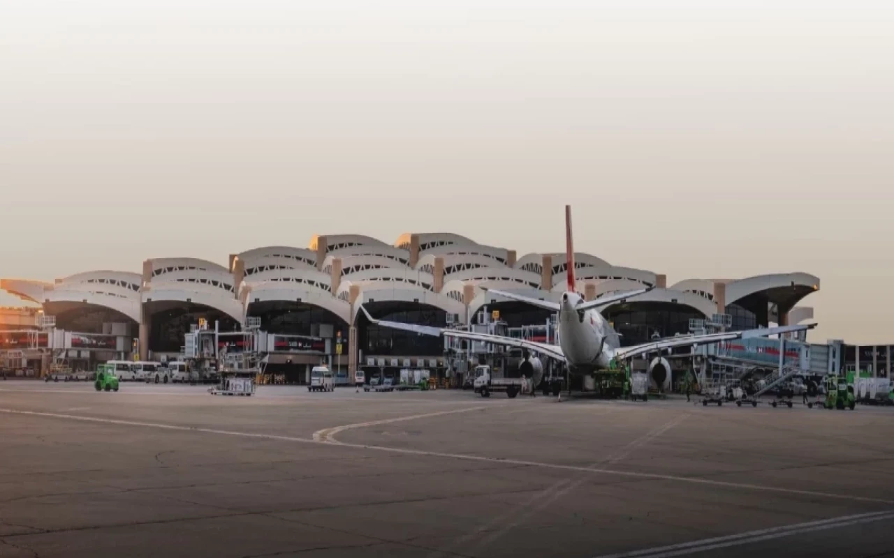 Husilər Ər-Riyad aeroportuna hücum edib