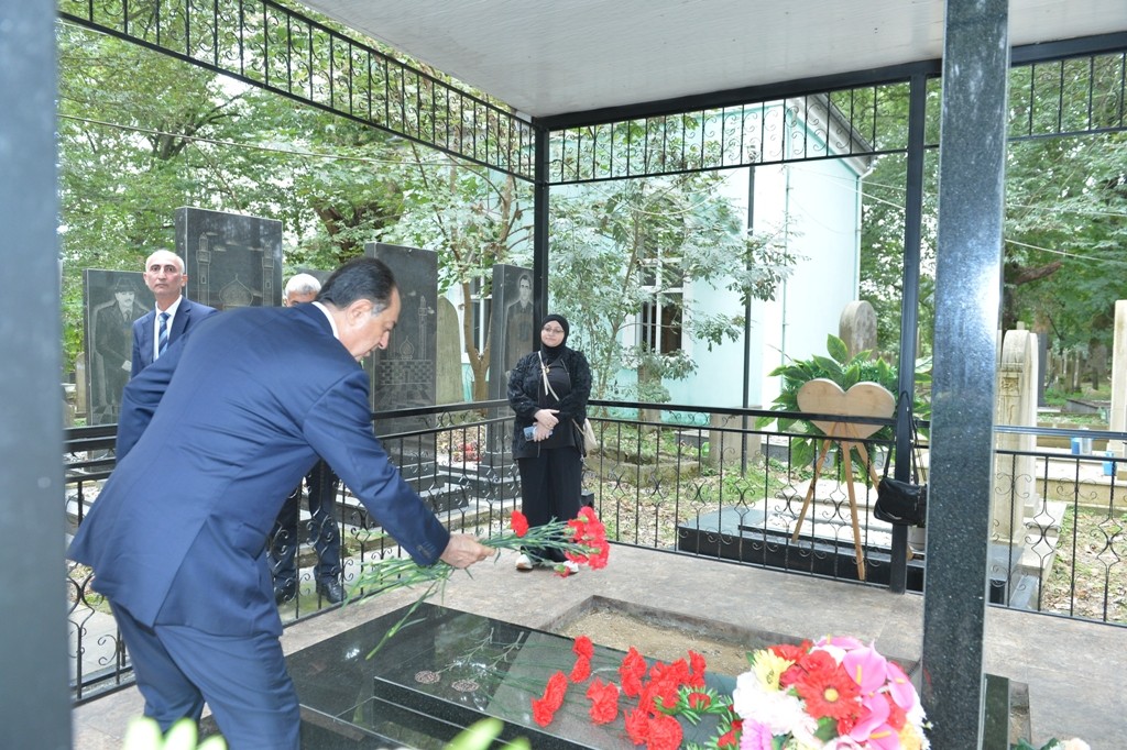 İcra başçısı Taleh Qaraşov şəhidlərin məzarlarını ziyarət etdi - FOTOLAR