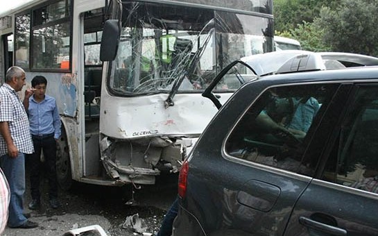 Sumqayıtda avtomobil avtobusla toqquşdu - Yaralılar var