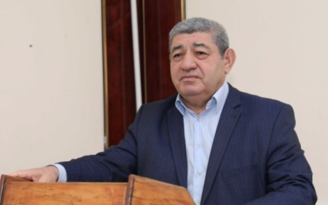 "Ailənin təzyiqi ilə qızlara dini forma geyindirmək..." - Nizami Cəfərov