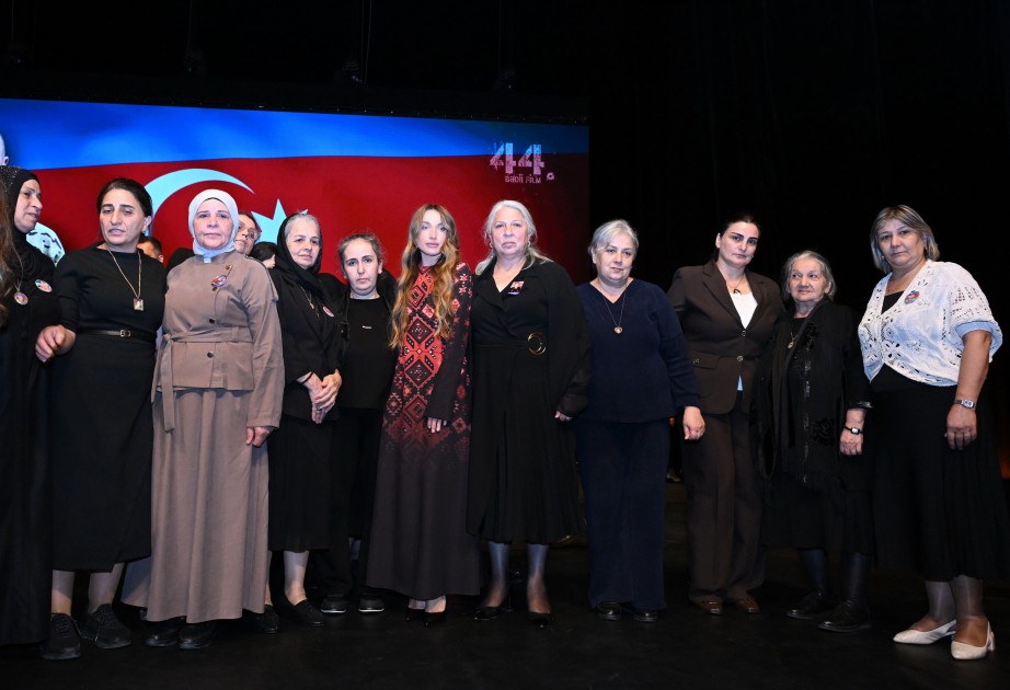 Arzu və Alyona Əliyevalar "44" filminin premyerasında - FOTOLAR