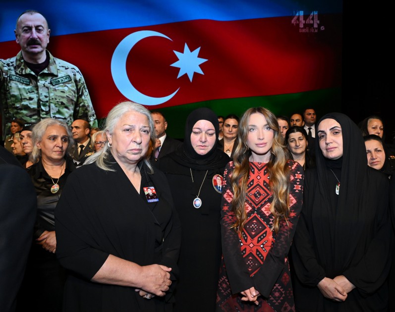 Arzu və Alyona Əliyevalar "44" filminin premyerasında - FOTOLAR