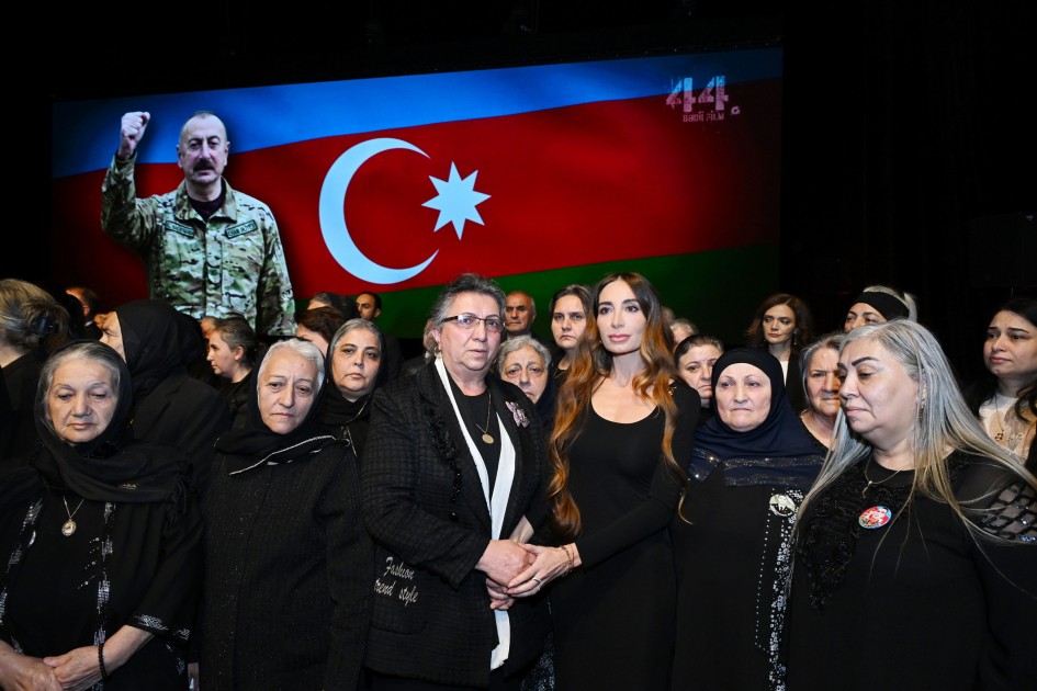 Arzu və Alyona Əliyevalar "44" filminin premyerasında - FOTOLAR