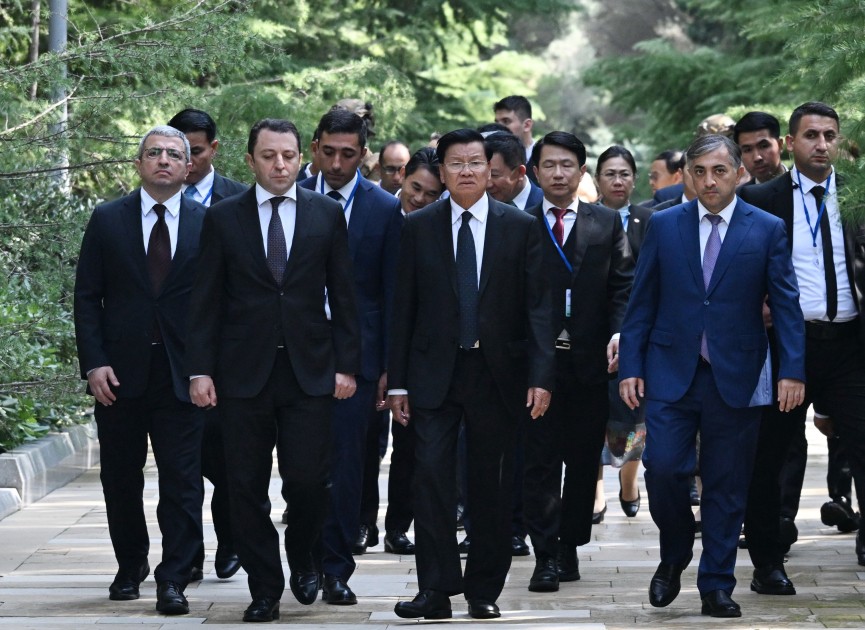 Laos Prezidenti Fəxri xiyabanı ziyarət etdi - FOTOLAR