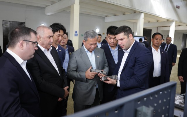 Hun Manet Müdafiə Sənayesi Nazirliyinin müəssisələrində