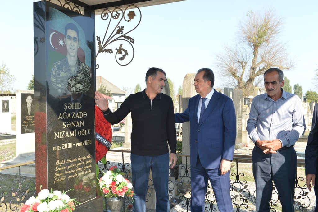 Taleh Qaraşov şəhid Sənan Ağazadənin məzarını ziyarət edib - FOTOLAR