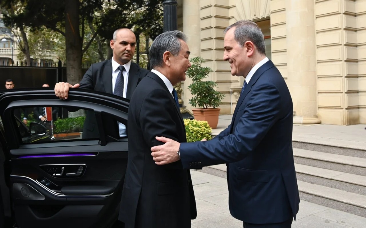 Ceyhun Bayramov Çinin xarici işlər naziri ilə görüşdü