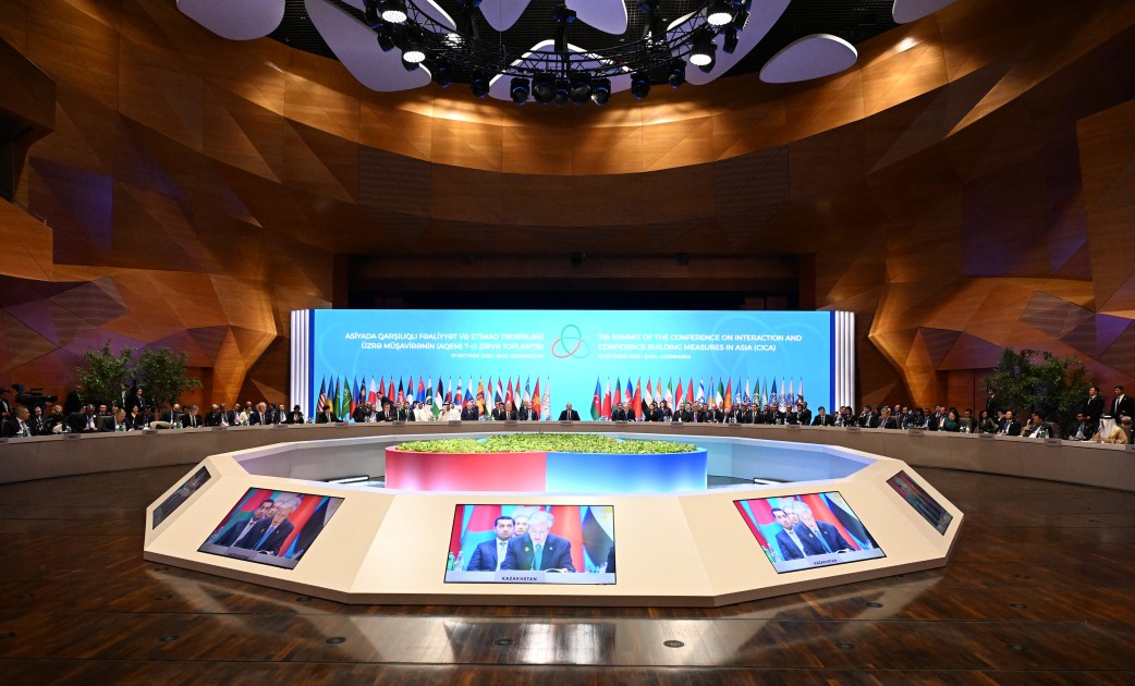 Prezident Bakıdakı Zirvə Toplantısında çıxış etdi - FOTOLAR (YENİLƏNİB)