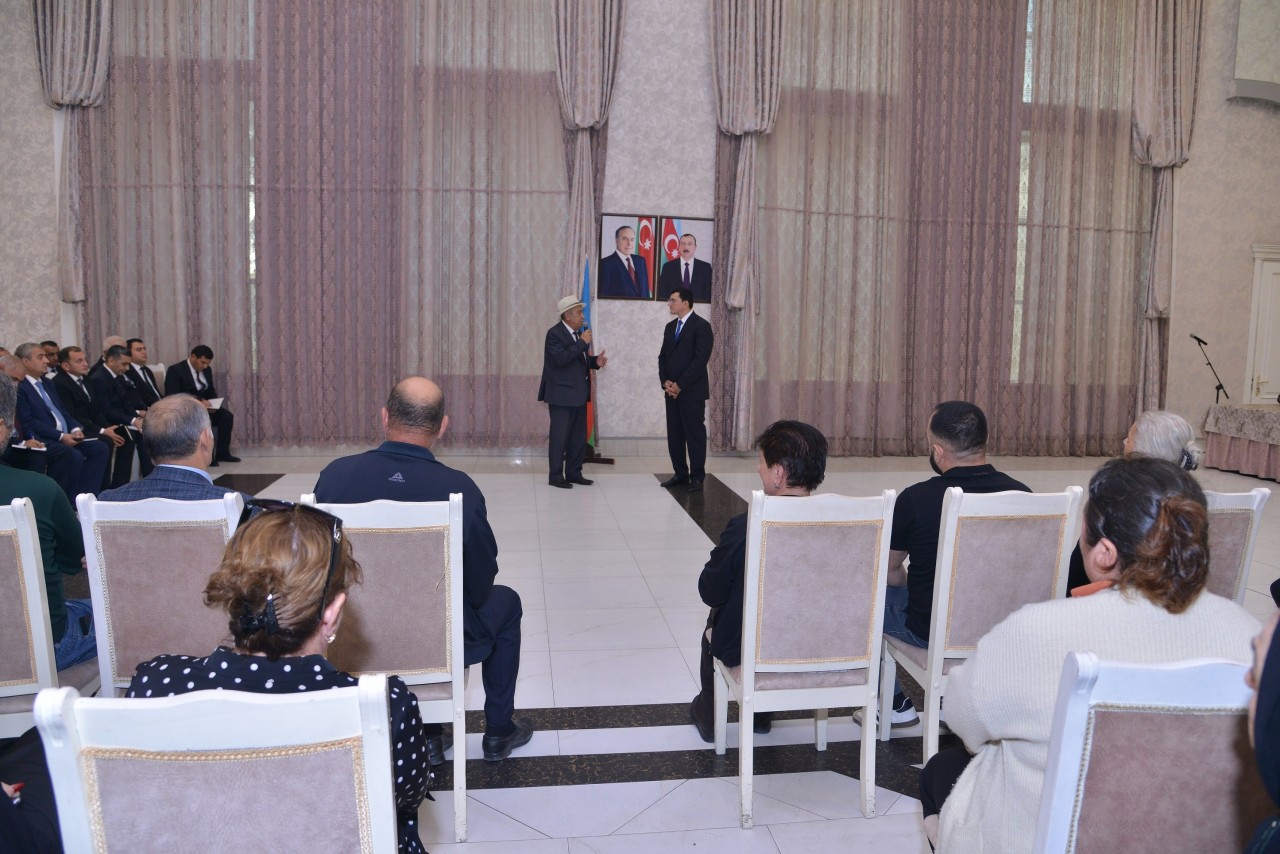 Natiq Əliyev Sahil qəsəbəsində sakinlərlə görüşüb - FOTOLAR