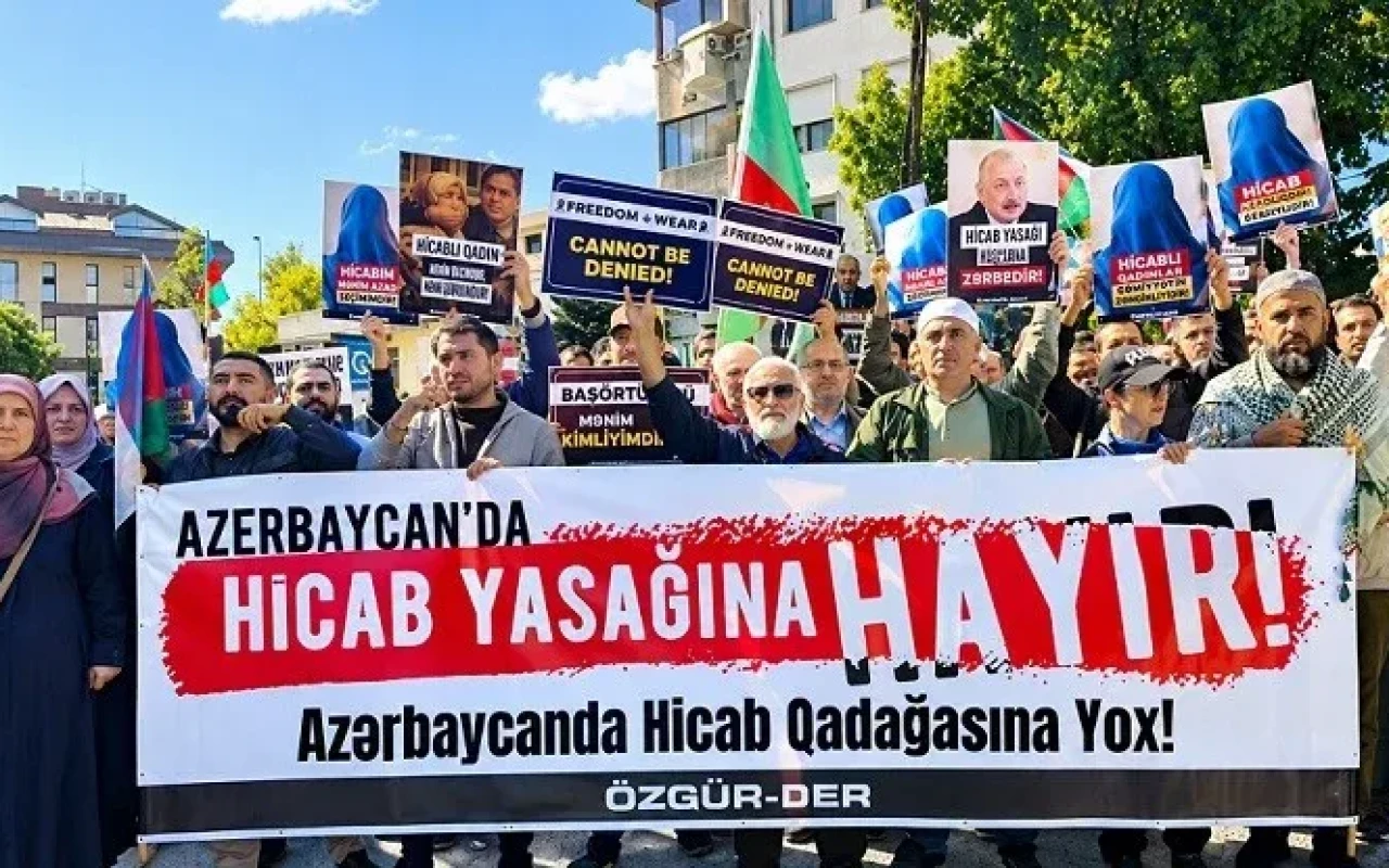 "Bu, qardaşa xəyanətdir" - Türkiyə yenə hicab məsələsini müzakirə edir