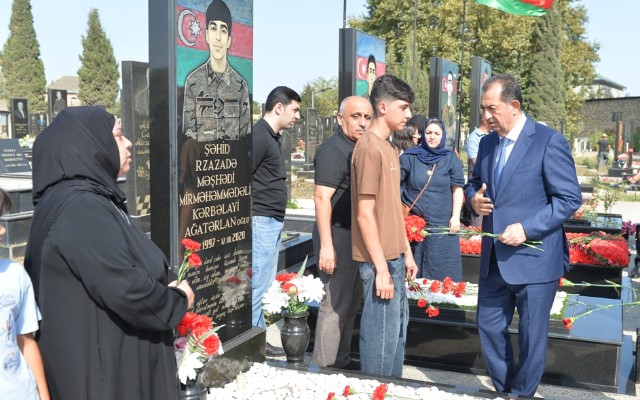 İcra başçısı şəhidlərin məzarlarını ziyarət etdi - FOTOLAR