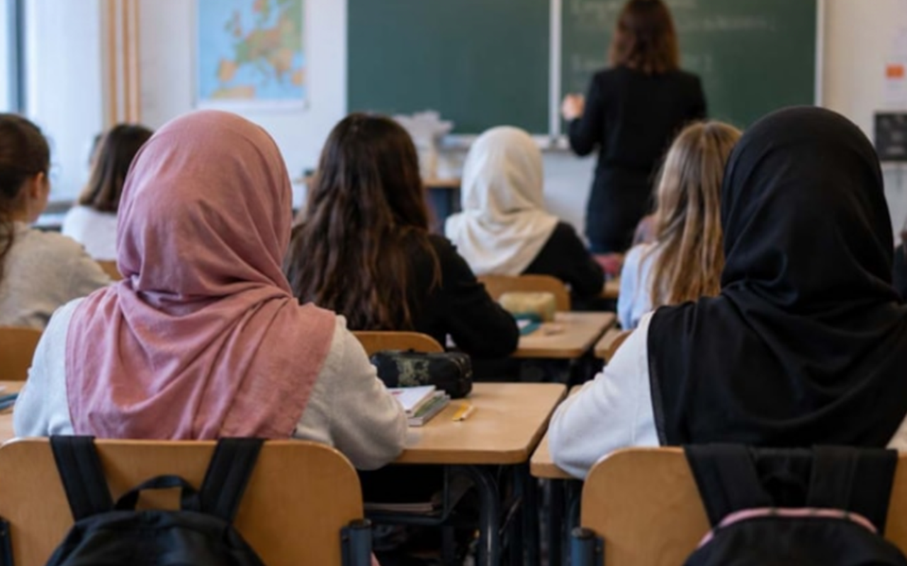 Türkiyə məktəblərində başörtüsü qadağası var...