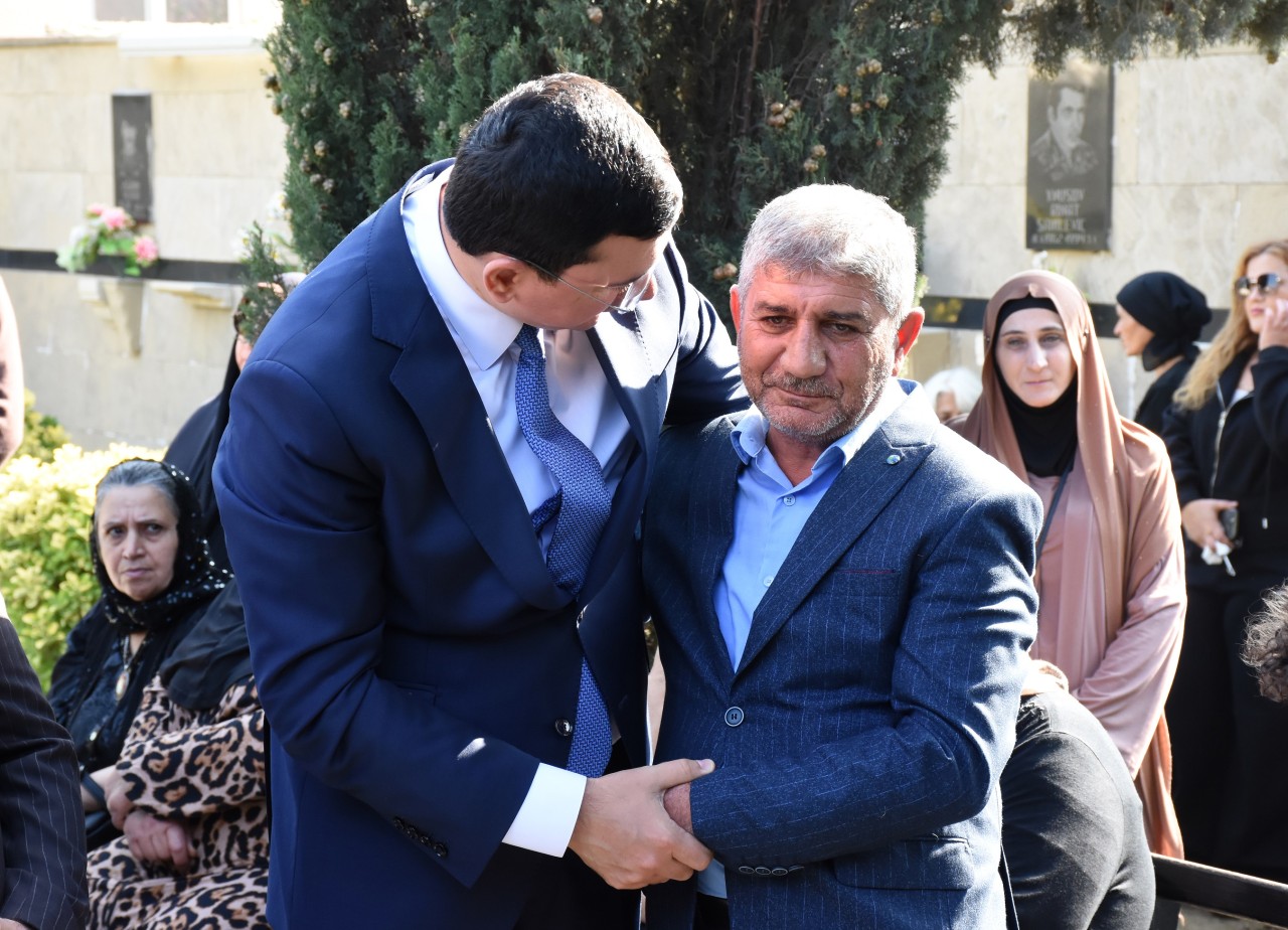 Qaradağın icra başçısı şəhidin anım mərasimində iştirak edib - FOTOLAR