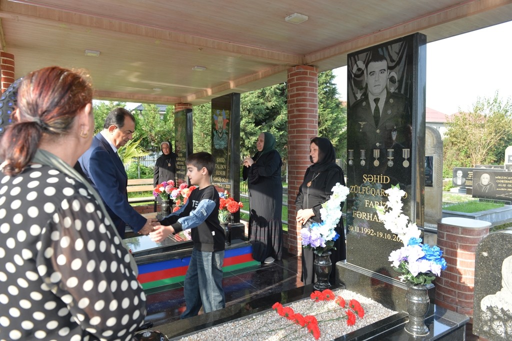 Taleh Qaraşov şəhid Fariz Zülfüqarzadənin məzarını ziyarət edib - FOTOLAR