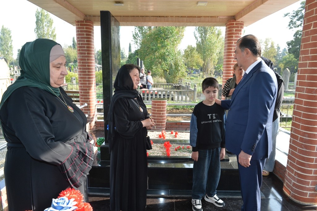 Taleh Qaraşov şəhid Fariz Zülfüqarzadənin məzarını ziyarət edib - FOTOLAR