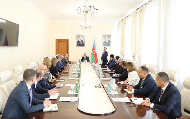 Teymur Musayev Anar Bayramovu kollektivə təqdim etdi