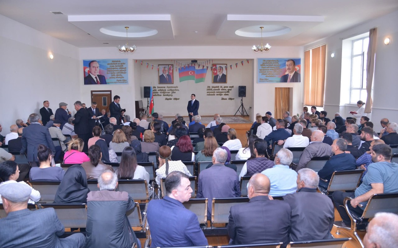 Natiq Əliyev Ələtdə sakinlərlə səyyar qəbul keçirib - FOTOLAR