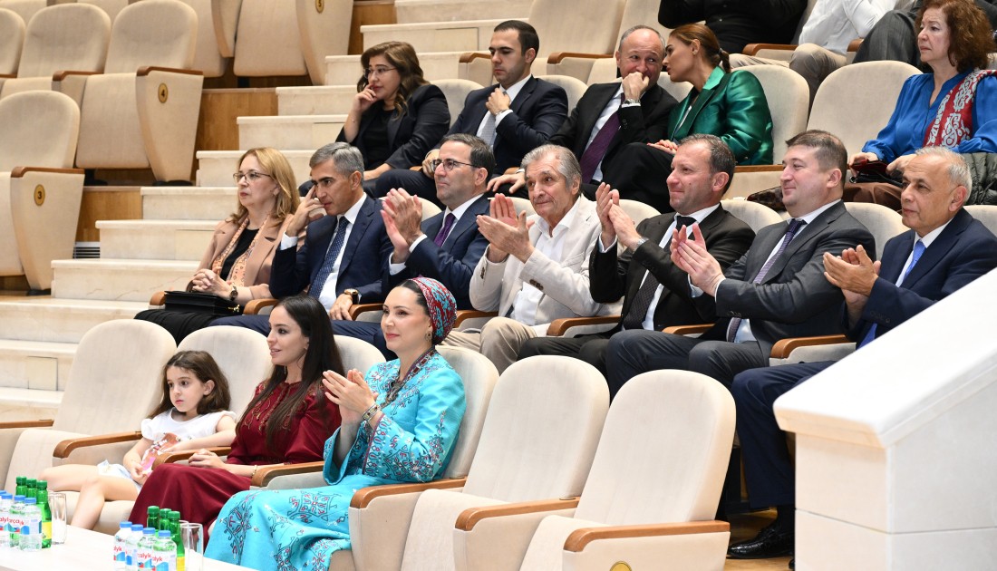 Leyla Əliyeva atüstü oyunlar qrupunun çıxışını izlədi - FOTOLAR