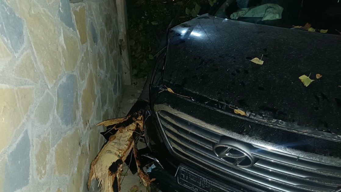 Qəzaya düşən maşınlardan biri evə çırpıldı - FOTOLAR