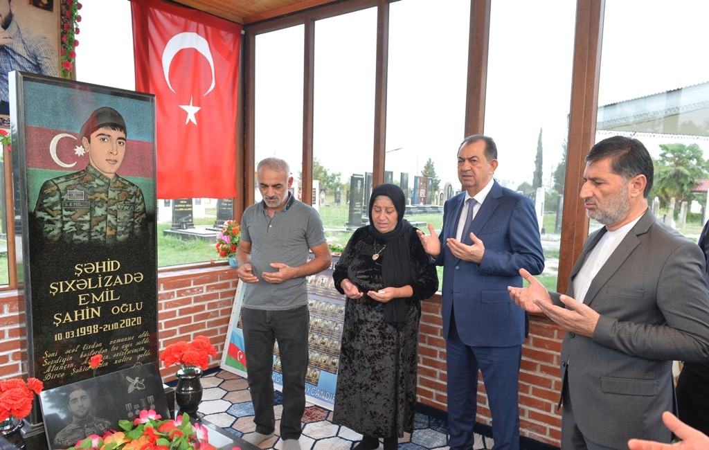 Taleh Qaraşov şəhidlərin məzarını ziyarət edib - FOTOLAR