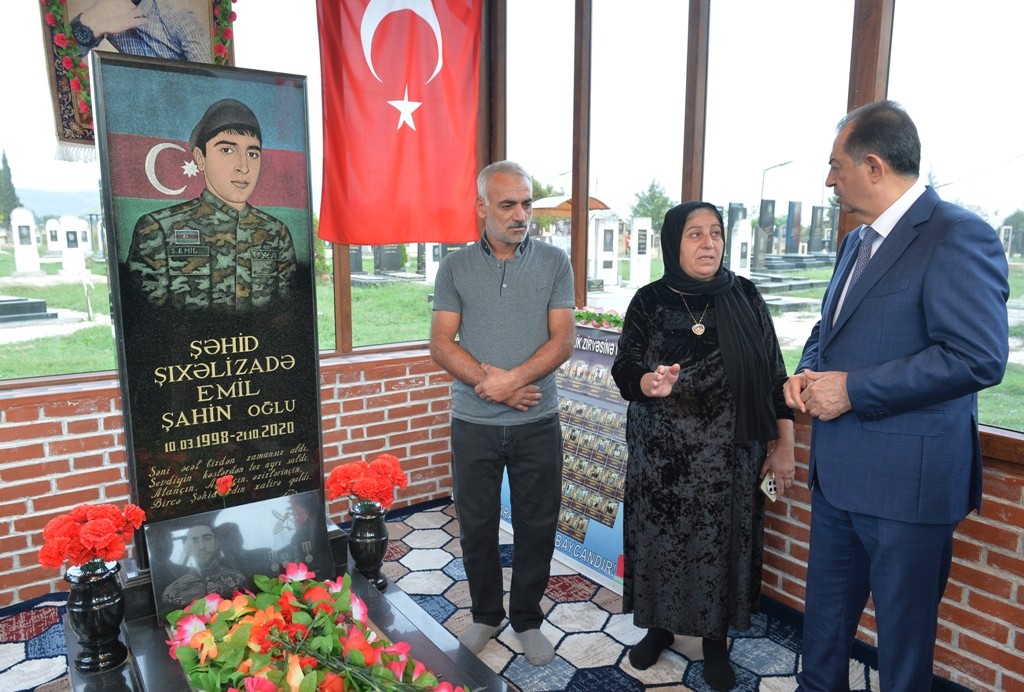 Taleh Qaraşov şəhidlərin məzarını ziyarət edib - FOTOLAR