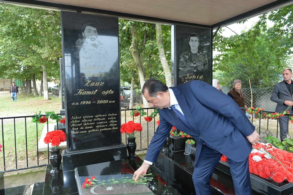 İcra başçısı şəhidlərin məzarlarını ziyarət edib - FOTOLAR