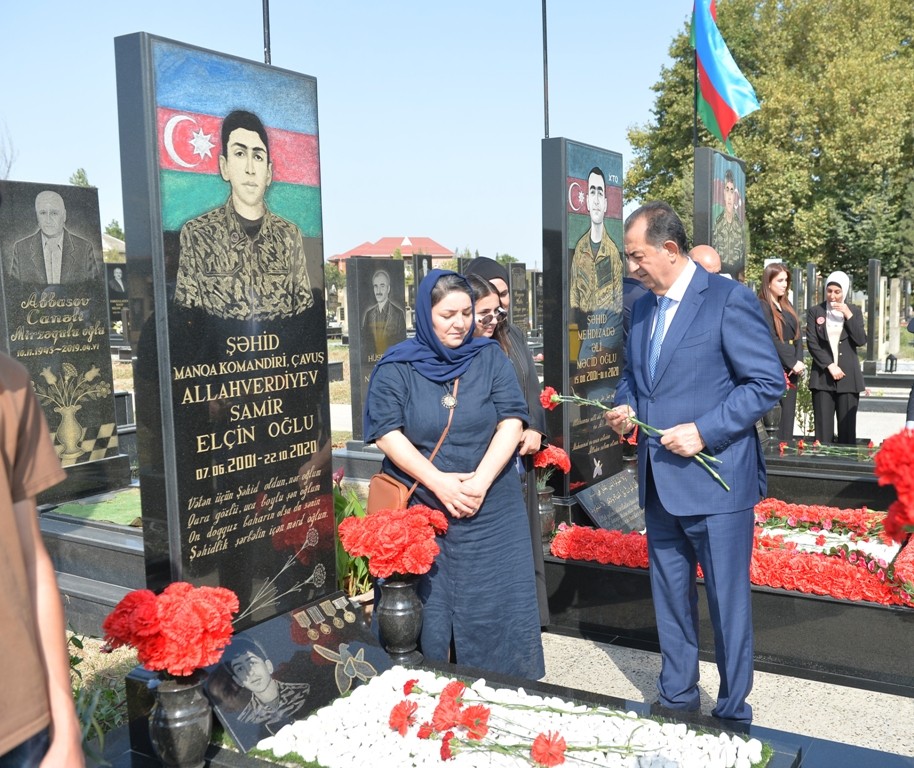 İcra başçısı şəhidlərin məzarlarını ziyarət edib - FOTOLAR