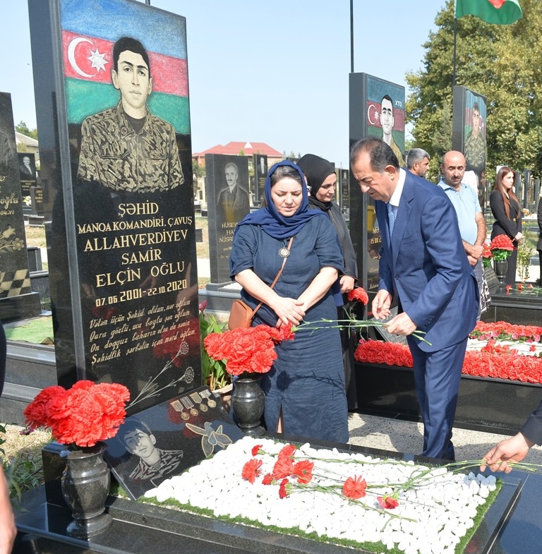 İcra başçısı şəhidlərin məzarlarını ziyarət edib - FOTOLAR
