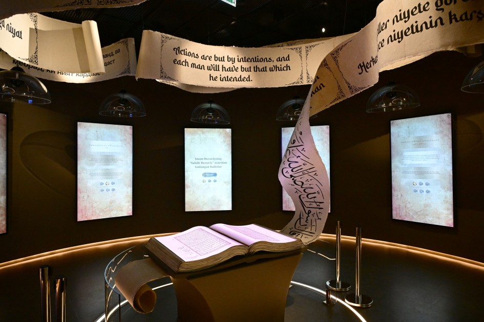 Leyla Əliyeva Səmərqənddə sərgi və memorial komplekslə tanış oldu - FOTOLAR