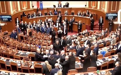 Albaniyada deputatlar əlbəyaxa davaya çıxdılar - VİDEO