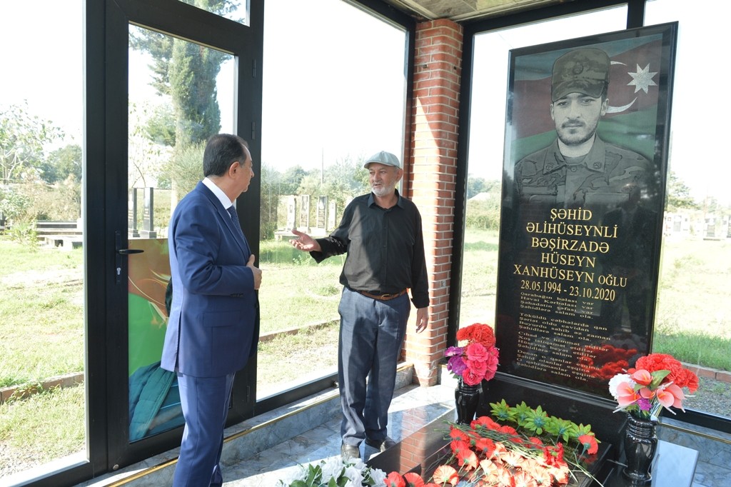 İcra başçısı şəhid Hüseyn Bəşirzadənin məzarını ziyarət edib - FOTOLAR