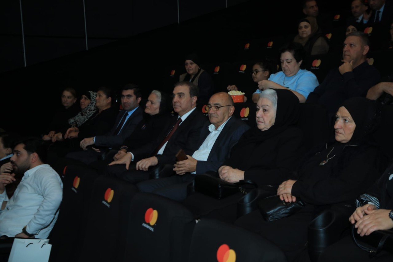 Niyazi Bayramov şəhid ailələri ilə birgə “44” filmini izləyib - FOTOLAR