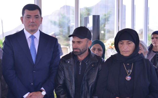 İcra başçısı şəhidin anım mərasimi iştirak edib - FOTOLAR