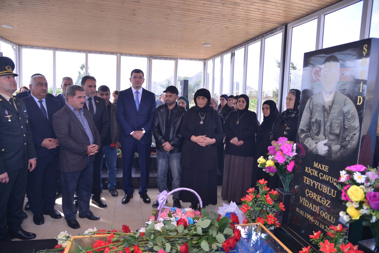 İcra başçısı şəhidin anım mərasimində iştirak edib - FOTOLAR