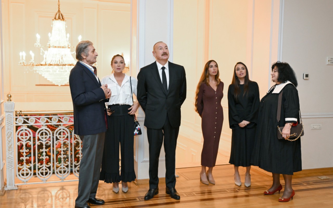 İlham Əliyev və ailə üzvləri sərgi ilə tanış olublar - FOTOLAR