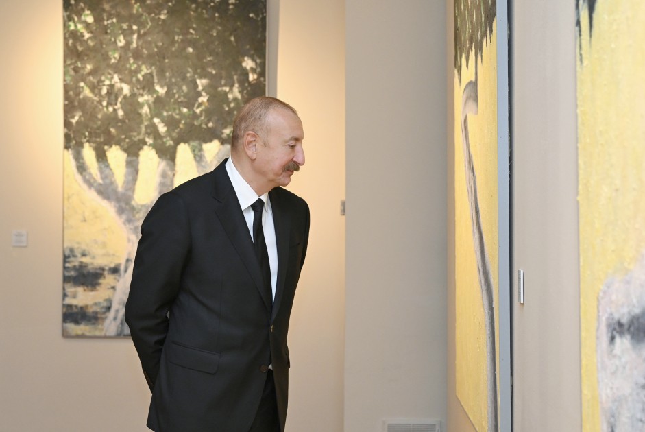 İlham Əliyev və ailə üzvləri sərgi ilə tanış olublar - FOTOLAR
